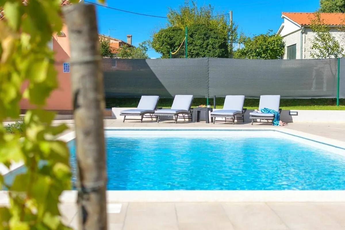 House Green Holiday By Istrialux Zeliski Villa